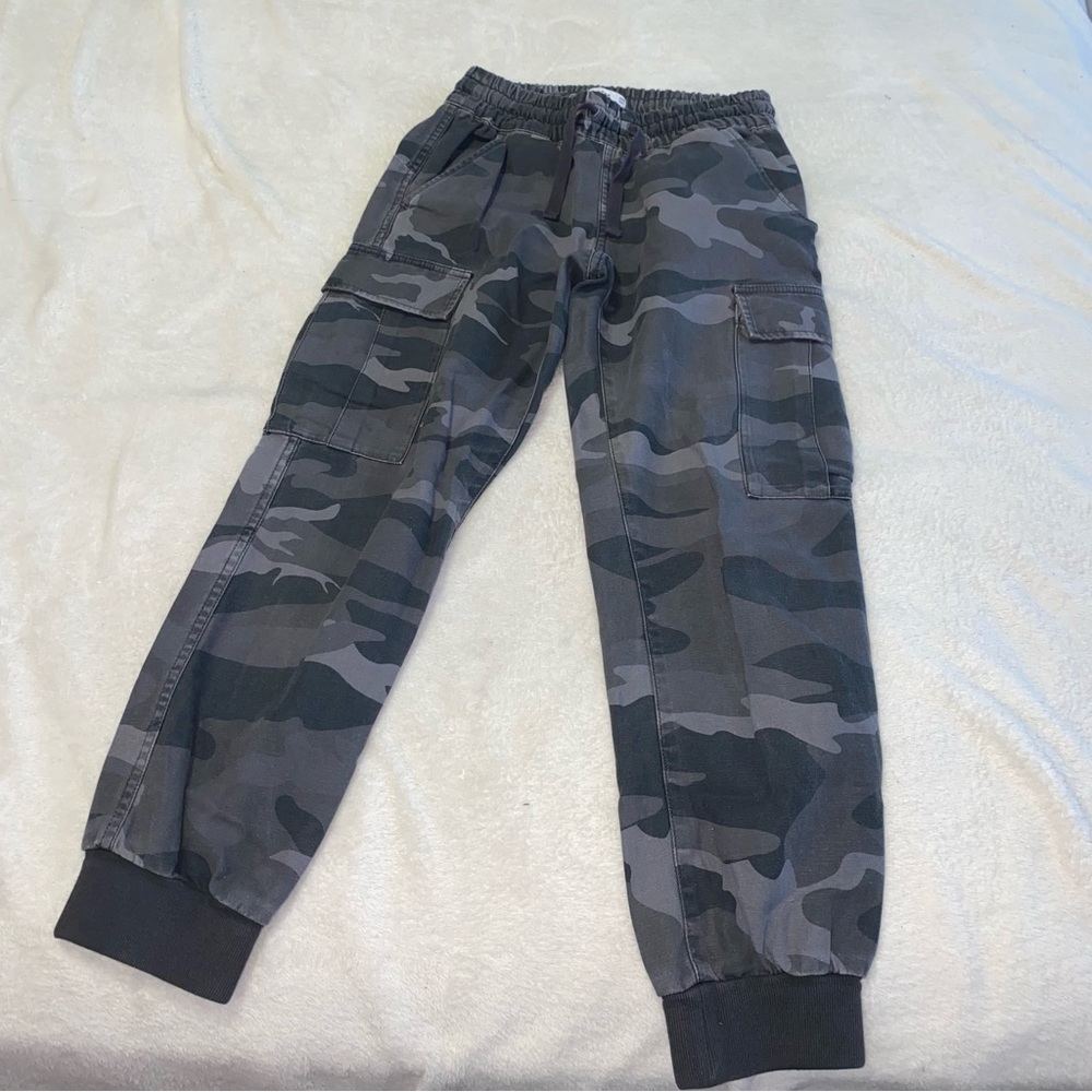 TNA | Aritzia | Grey camouflage joggers